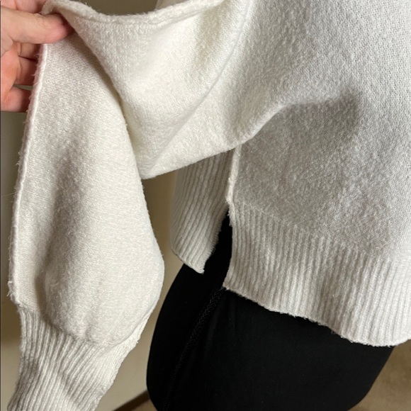 Urban Outfitters Finley Cropped Turtleneck Sweater Size XS - Picture 3 of 7